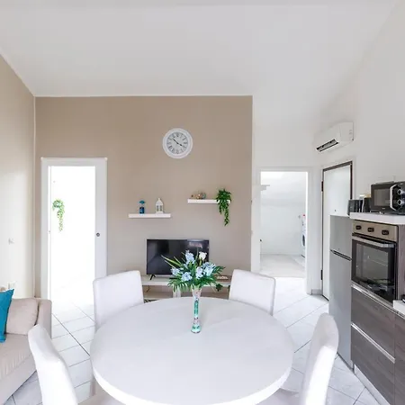Elly's Parcheggio Privato Appartement